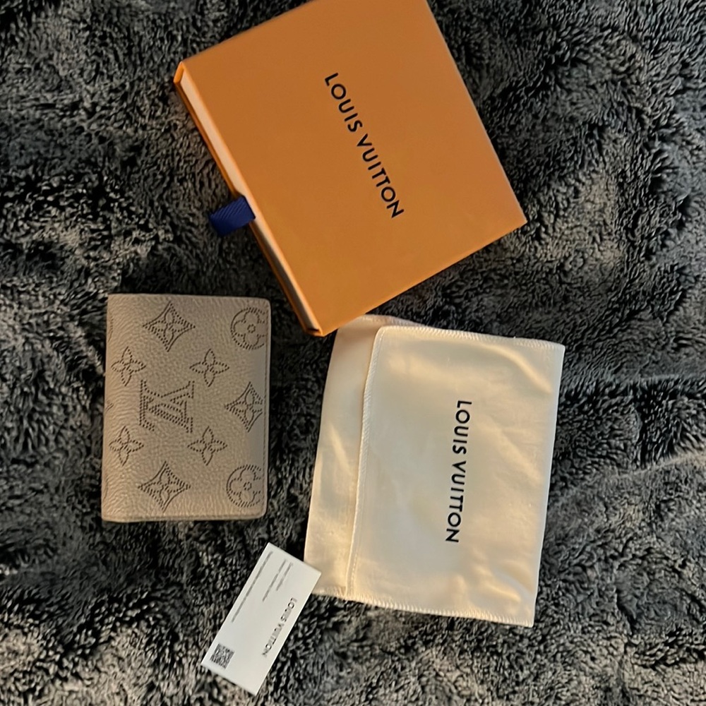 Beautiful Louis Vuitton Clea wallet in galet color